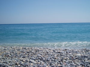 Plage de galets de Cagnes avec la mer en fond